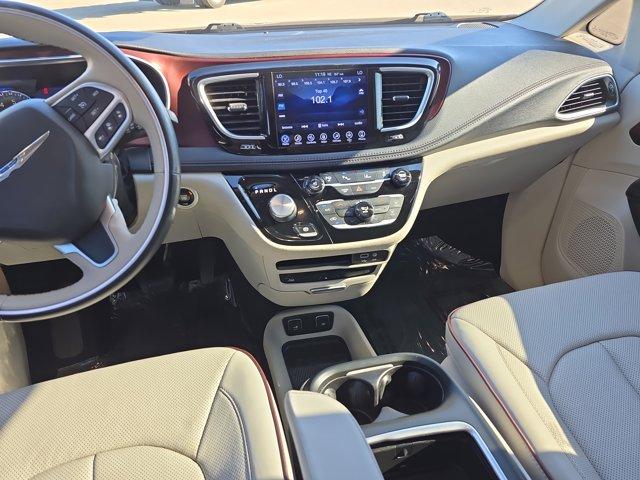 Photo of 2017 Billet Silver Metallic Clearcoat Chrysler Pacifica