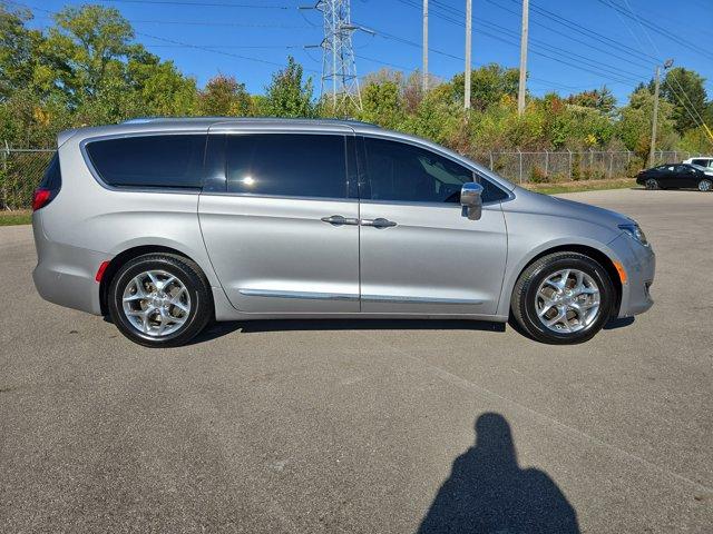 Photo of 2017 Billet Silver Metallic Clearcoat Chrysler Pacifica