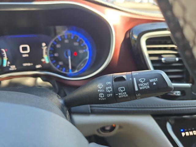 Photo of 2017 Billet Silver Metallic Clearcoat Chrysler Pacifica