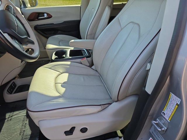 Photo of 2017 Billet Silver Metallic Clearcoat Chrysler Pacifica