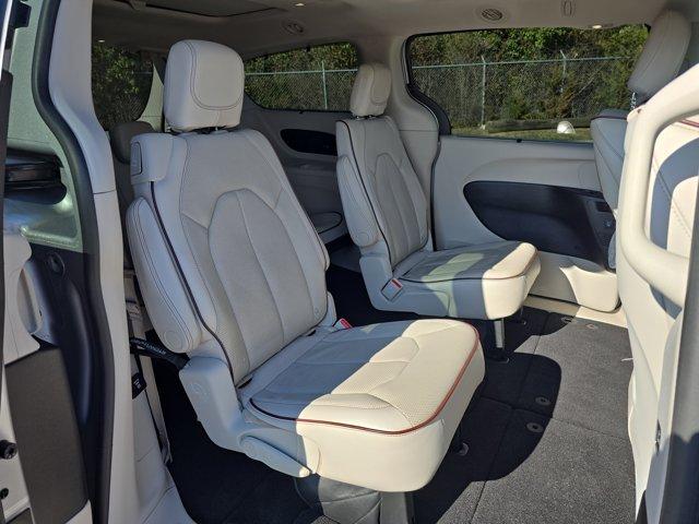 Photo of 2017 Billet Silver Metallic Clearcoat Chrysler Pacifica