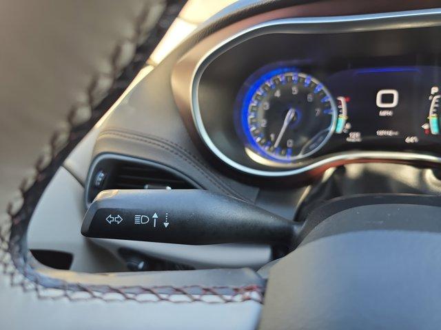 Photo of 2017 Billet Silver Metallic Clearcoat Chrysler Pacifica