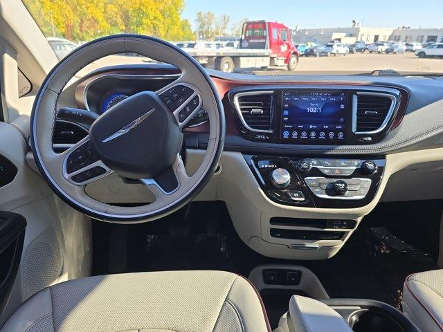 Photo of 2017 Billet Silver Metallic Clearcoat Chrysler Pacifica