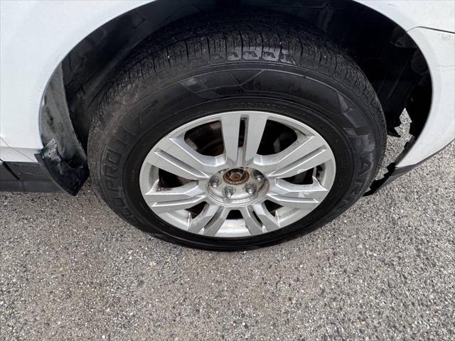 Photo of 2011 White Cadillac SRX