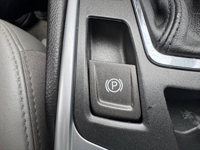Photo of 2011 White Cadillac SRX