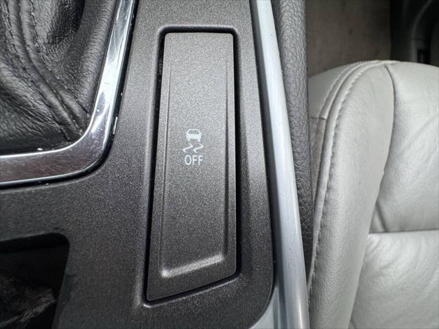 Photo of 2011 White Cadillac SRX
