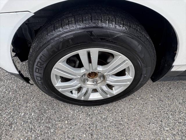 Photo of 2011 White Cadillac SRX