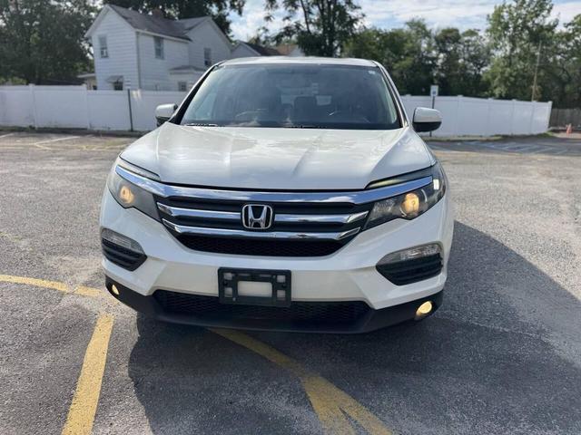Photo of 2016 White Honda Pilot