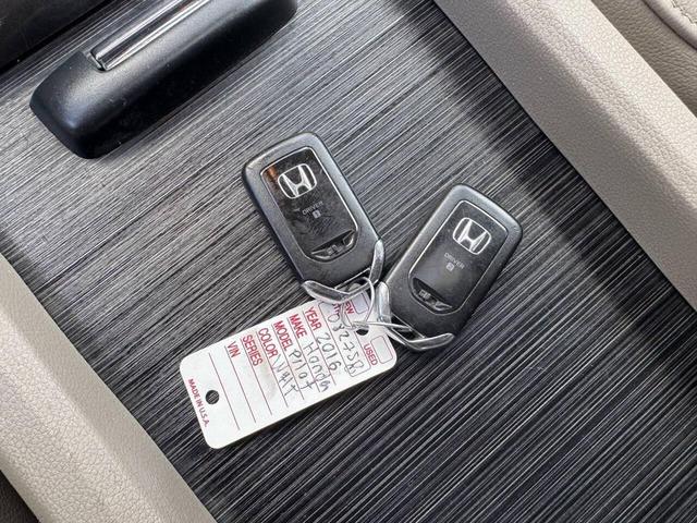 Photo of 2016 White Honda Pilot