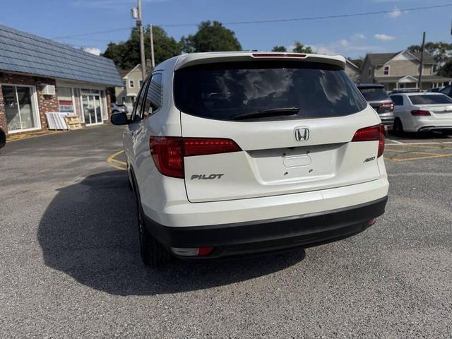 Photo of 2016 White Honda Pilot