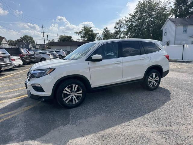 Photo of 2016 White Honda Pilot