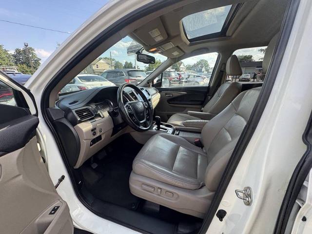 Photo of 2016 White Honda Pilot