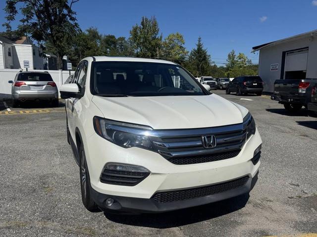 Photo of 2018 White Honda Pilot