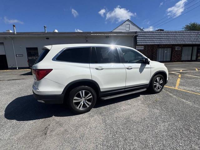 Photo of 2018 White Honda Pilot