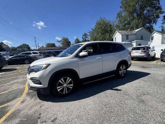 Photo of 2018 White Honda Pilot