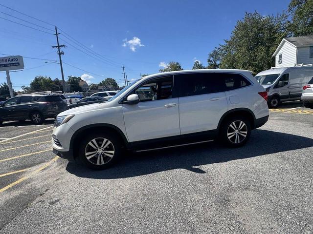 Photo of 2018 White Honda Pilot