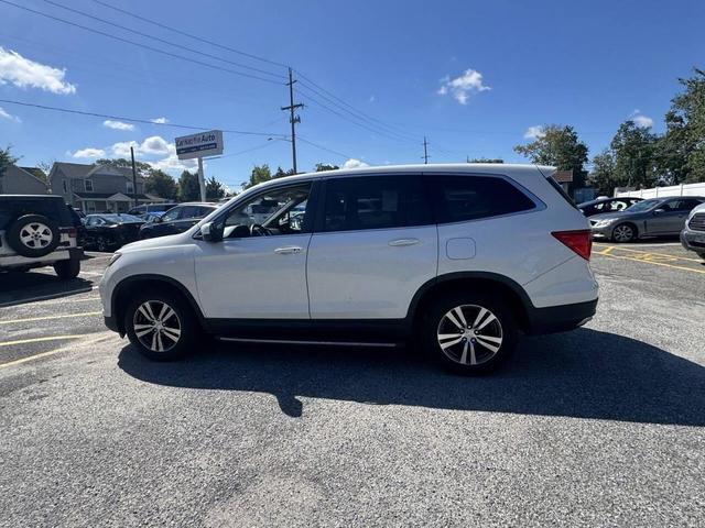 Photo of 2018 White Honda Pilot