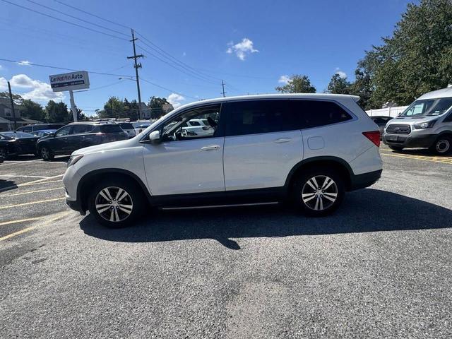 Photo of 2018 White Honda Pilot