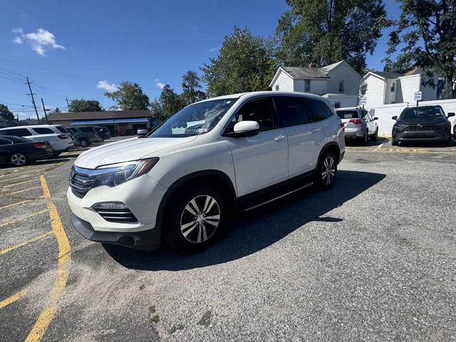 Photo of 2018 White Honda Pilot