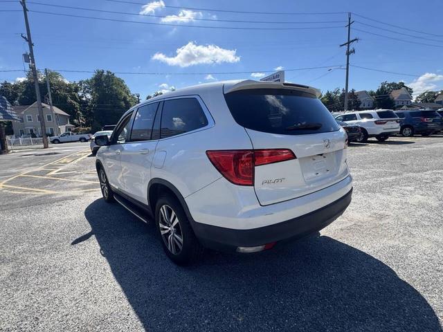 Photo of 2018 White Honda Pilot