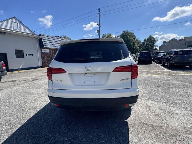 Photo of 2018 White Honda Pilot