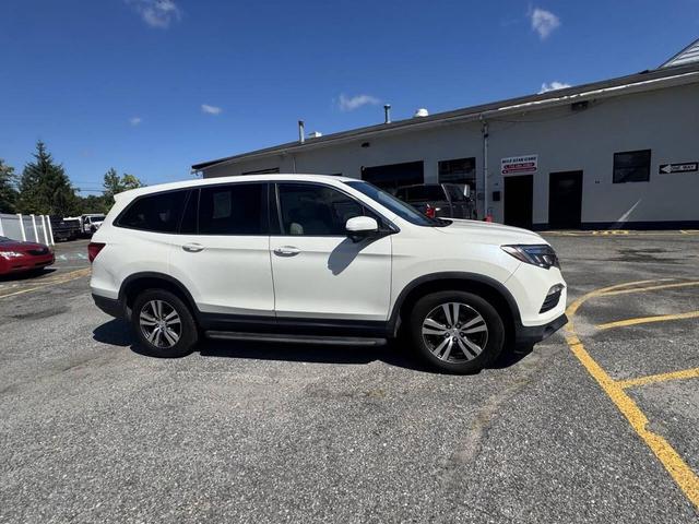 Photo of 2018 White Honda Pilot