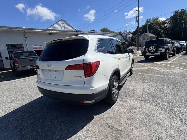 Photo of 2018 White Honda Pilot