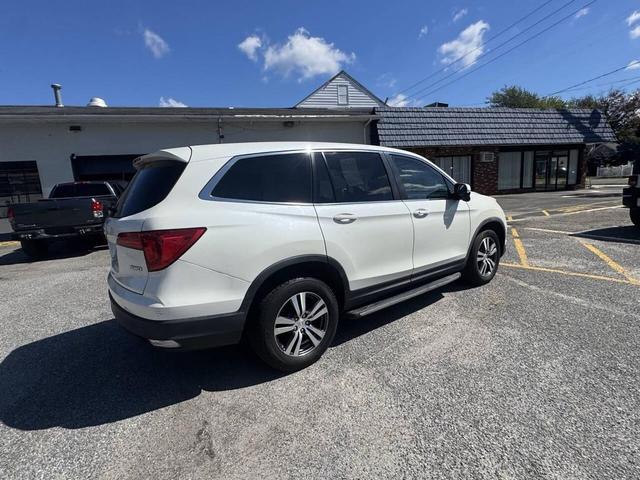 Photo of 2018 White Honda Pilot