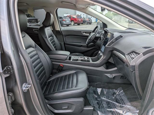 Photo of 2024 Gray Metallic Ford Edge