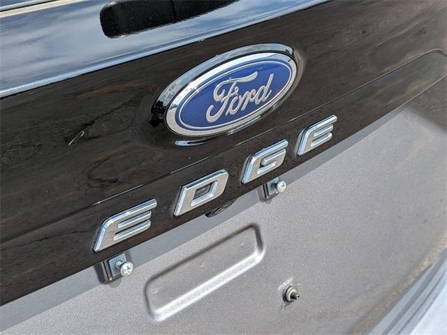 Photo of 2024 Gray Metallic Ford Edge