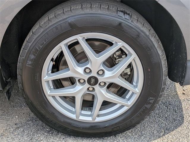 Photo of 2024 Gray Metallic Ford Edge