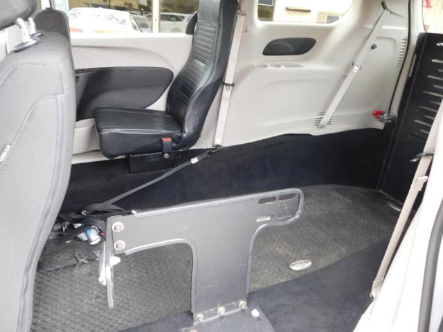 Photo of 2022 White Chrysler Voyager