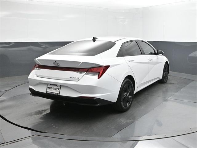 Photo of 2023 Lunar White Hyundai ELANTRA HEV