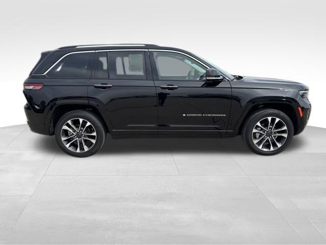 Photo of 2022 Diamond Black Crystal Pearlcoat Jeep Grand Cherokee