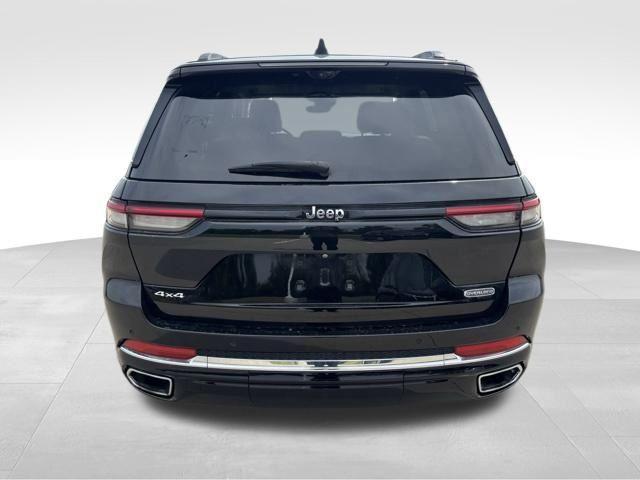 Photo of 2022 Diamond Black Crystal Pearlcoat Jeep Grand Cherokee