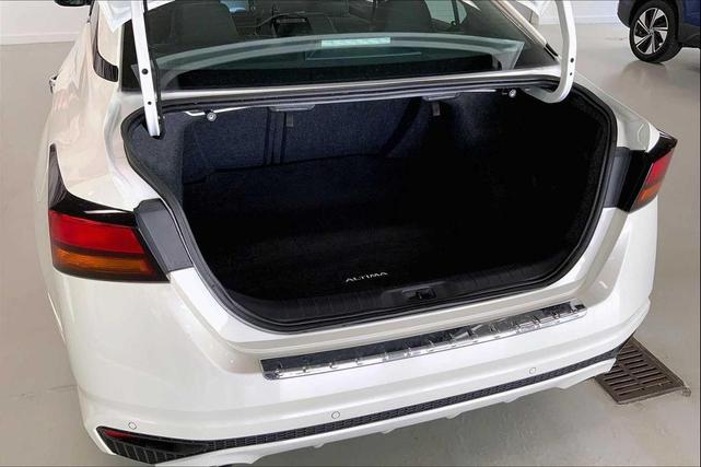 Photo of 2022 Pearl White Tricoat Nissan Altima