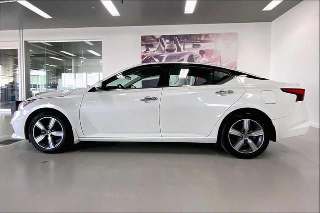 Photo of 2022 Pearl White Tricoat Nissan Altima