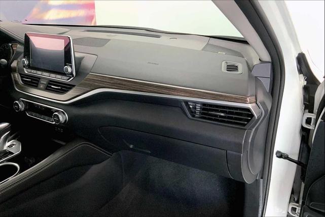 Photo of 2022 Pearl White Tricoat Nissan Altima
