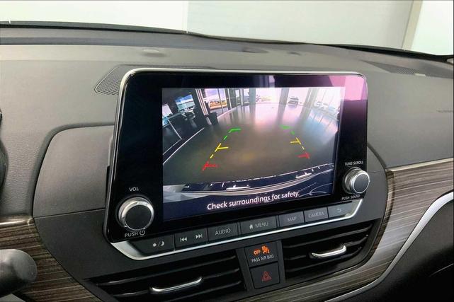 Photo of 2022 Pearl White Tricoat Nissan Altima