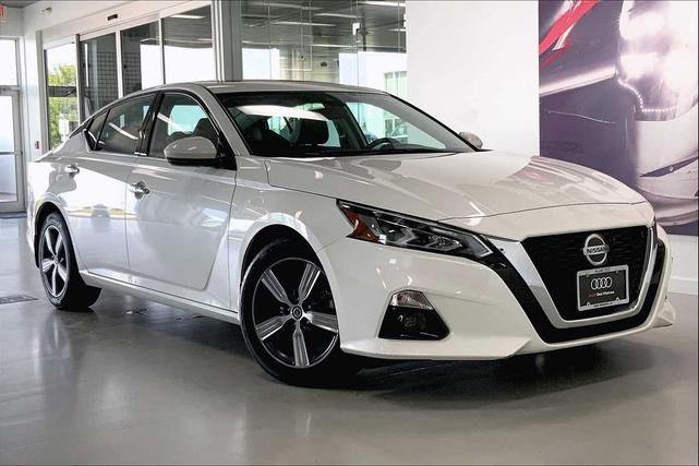 Photo of 2022 Pearl White Tricoat Nissan Altima