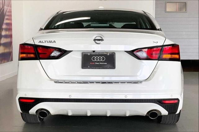 Photo of 2022 Pearl White Tricoat Nissan Altima