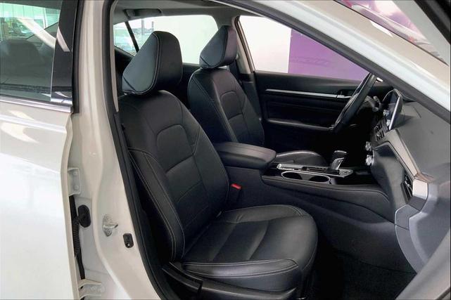 Photo of 2022 Pearl White Tricoat Nissan Altima