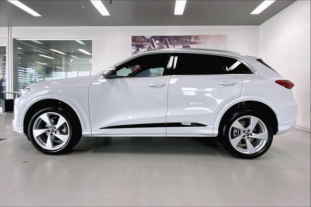 Photo of 2025 Glacier White Metallic Audi Q5