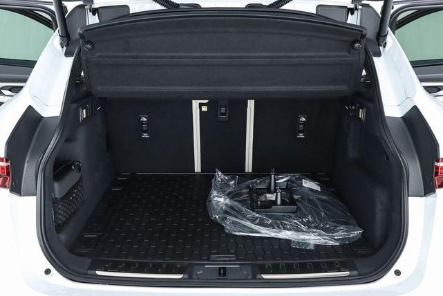 Photo of 2026 Fuji White Jaguar F-PACE