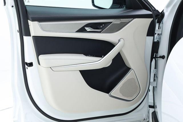 Photo of 2026 Fuji White Jaguar F-PACE
