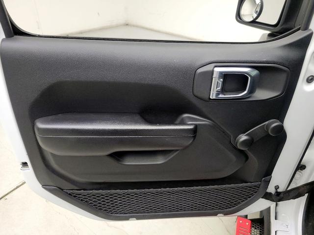 Photo of 2021 White Jeep Wrangler