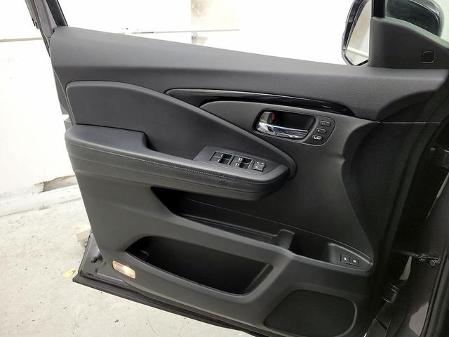 Photo of 2021 Gray Honda Pilot