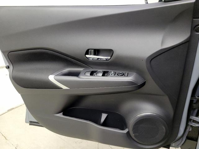 Photo of 2024 Gray Nissan Kicks