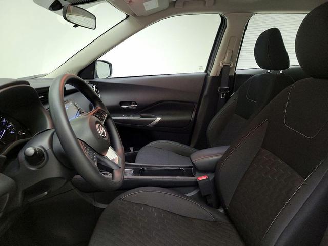 Photo of 2024 Gray Nissan Kicks