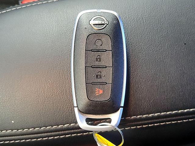 Photo of 2024 Gray Nissan Kicks